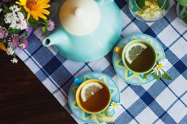 Tea pot and tea cups with flowers