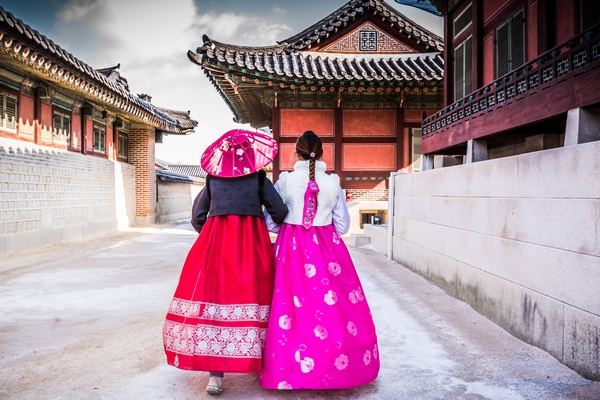 Korean women in traditional clothes